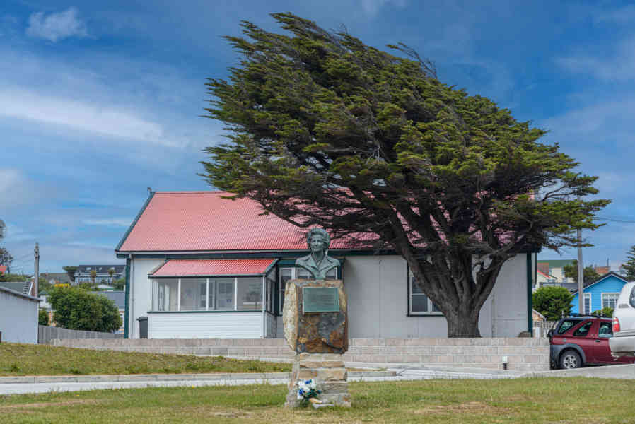 Islas Falkland o Malvinas 032 - Port Stanley - monumento a Margaret Tachter.jpg